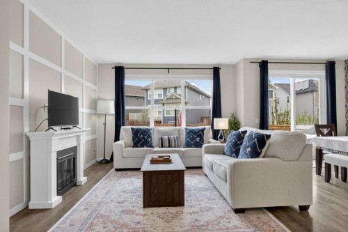 377 Masters Avenue Se, Calgary, AB - Indoor Photo Showing Living Room
