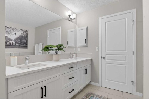 377 Masters Avenue Se, Calgary, AB - Indoor Photo Showing Bathroom