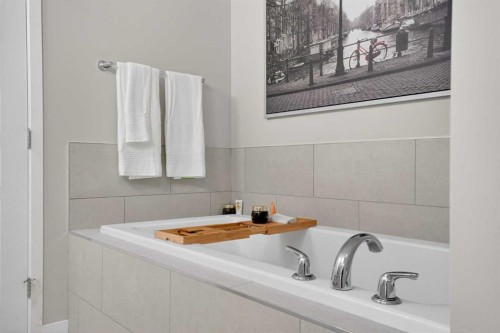 377 Masters Avenue Se, Calgary, AB - Indoor Photo Showing Bathroom