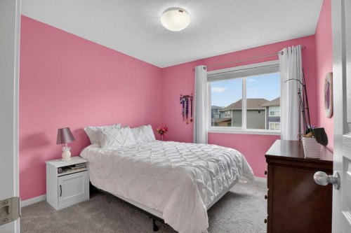 377 Masters Avenue Se, Calgary, AB - Indoor Photo Showing Bedroom