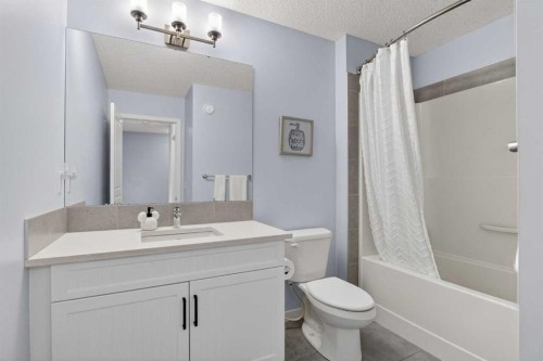 377 Masters Avenue Se, Calgary, AB - Indoor Photo Showing Bathroom