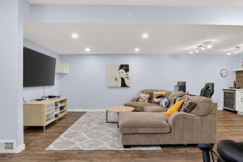 377 Masters Avenue Se, Calgary, AB - Indoor