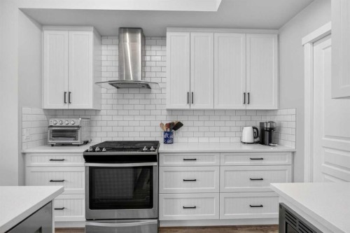 377 Masters Avenue Se, Calgary, AB - Indoor Photo Showing Kitchen