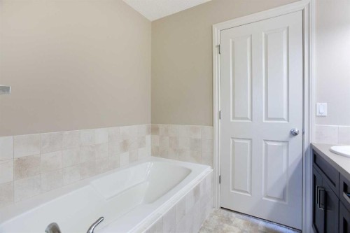 606 Montgomery Close Se, High River, AB - Indoor Photo Showing Bathroom