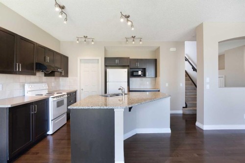 606 Montgomery Close Se, High River, AB - Indoor Photo Showing Kitchen