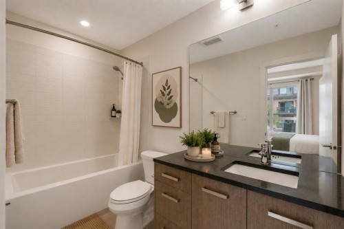 208-811 5 Street Ne, Calgary, AB - Indoor Photo Showing Bathroom