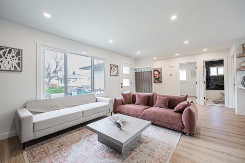 176 Huntchester Crescent Ne, Calgary, AB - Indoor Photo Showing Living Room