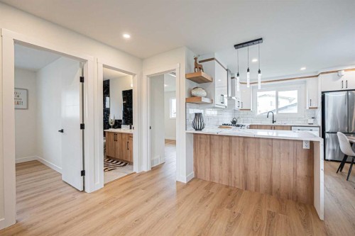 176 Huntchester Crescent Ne, Calgary, AB - Indoor Photo Showing Kitchen