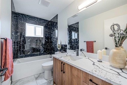 176 Huntchester Crescent Ne, Calgary, AB - Indoor Photo Showing Bathroom