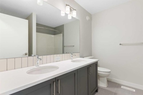 125 Southborough Common, Cochrane, AB - Indoor Photo Showing Bathroom
