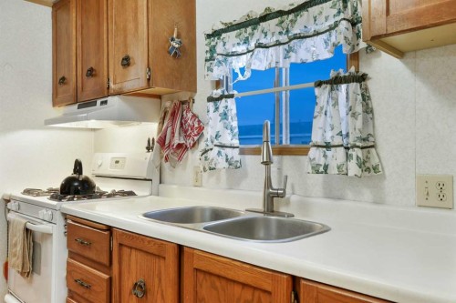 603 Alberta Avenue, Carmangay, AB - Indoor Photo Showing Kitchen With Double Sink