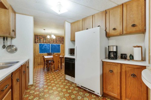 603 Alberta Avenue, Carmangay, AB - Indoor Photo Showing Kitchen With Double Sink