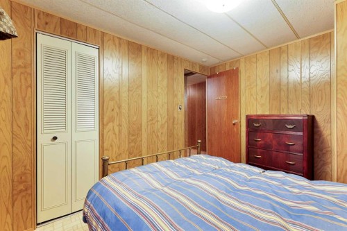 603 Alberta Avenue, Carmangay, AB - Indoor Photo Showing Bedroom
