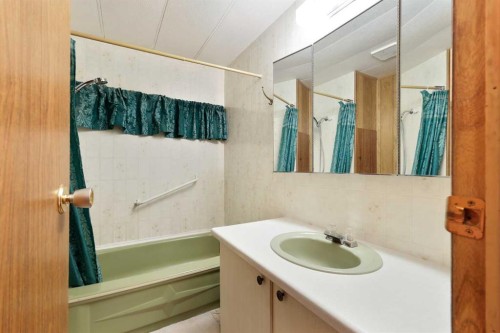 603 Alberta Avenue, Carmangay, AB - Indoor Photo Showing Bathroom