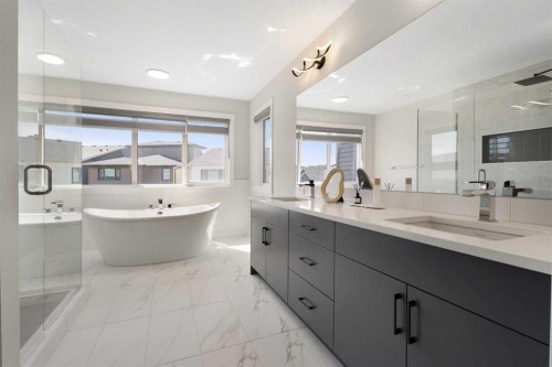 61 Rowmont Heath Nw, Calgary, AB - Indoor Photo Showing Bathroom