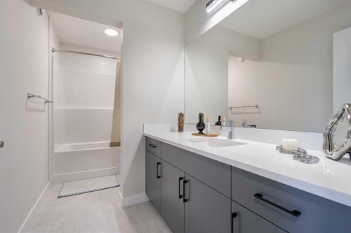 61 Rowmont Heath Nw, Calgary, AB - Indoor Photo Showing Bathroom
