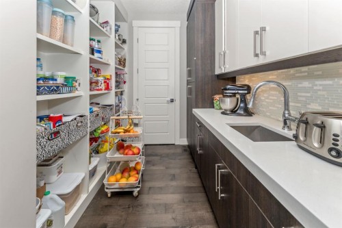 249 Kinniburgh Boulevard, Chestermere, AB - Indoor Photo Showing Kitchen