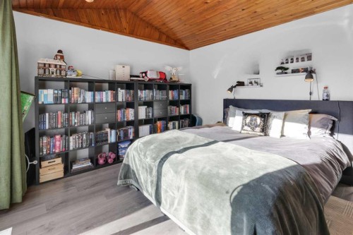 2231 39 Street Se, Calgary, AB - Indoor Photo Showing Bedroom