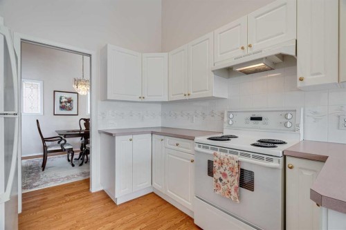 58 Evergreen Bay Sw, Calgary, AB - Indoor Photo Showing Kitchen