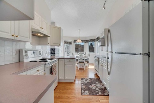 58 Evergreen Bay Sw, Calgary, AB - Indoor Photo Showing Kitchen