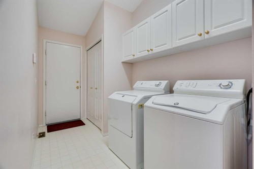 58 Evergreen Bay Sw, Calgary, AB - Indoor Photo Showing Laundry Room