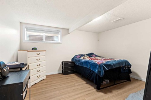 90 New Brighton Manor Se, Calgary, AB - Indoor Photo Showing Bedroom