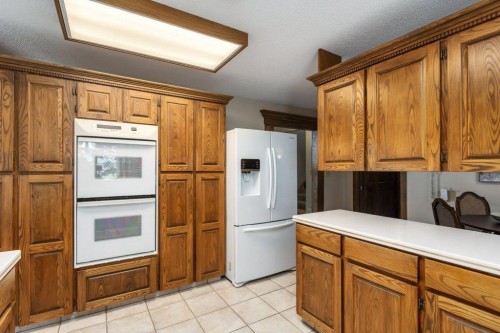 152 Coach Grove Place Sw, Calgary, AB - Indoor Photo Showing Kitchen