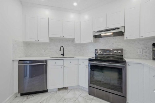 55 Ross Place, Crossfield, AB - Indoor Photo Showing Kitchen