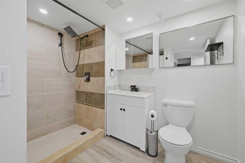 55 Ross Place, Crossfield, AB - Indoor Photo Showing Bathroom