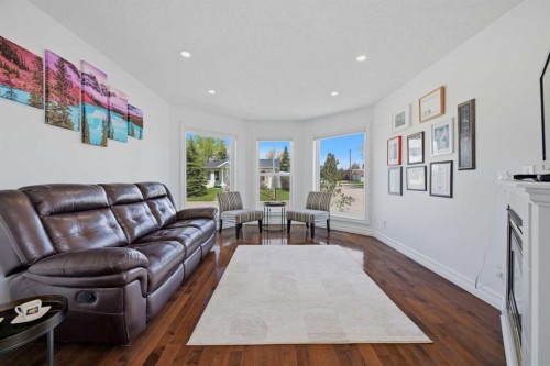 55 Ross Place, Crossfield, AB - Indoor Photo Showing Living Room