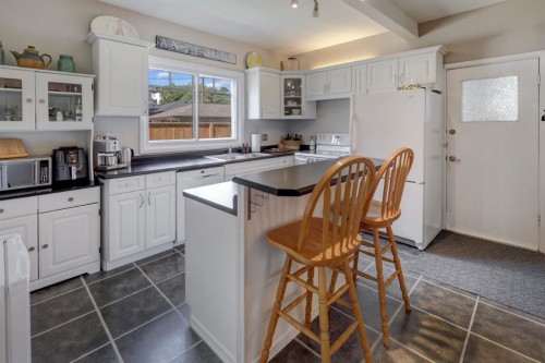 508 9 Street Ne, Calgary, AB - Indoor Photo Showing Kitchen