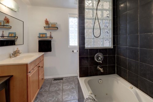 508 9 Street Ne, Calgary, AB - Indoor Photo Showing Bathroom