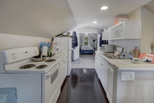 508 9 Street Ne, Calgary, AB - Indoor Photo Showing Kitchen