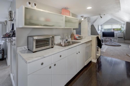 508 9 Street Ne, Calgary, AB - Indoor Photo Showing Kitchen With Double Sink