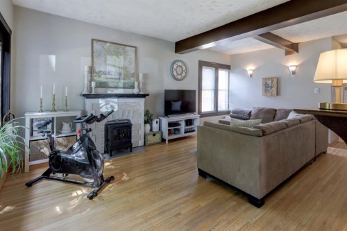 508 9 Street Ne, Calgary, AB - Indoor Photo Showing Living Room