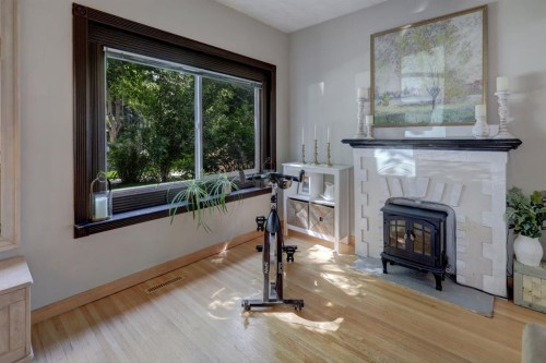 508 9 Street Ne, Calgary, AB - Indoor With Fireplace