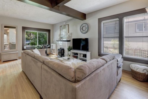 508 9 Street Ne, Calgary, AB - Indoor Photo Showing Living Room