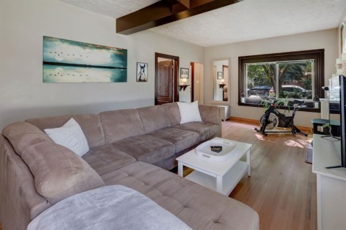 508 9 Street Ne, Calgary, AB - Indoor Photo Showing Living Room