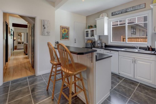 508 9 Street Ne, Calgary, AB - Indoor Photo Showing Kitchen With Double Sink