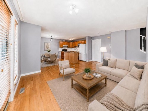 156 Simcoe Place Sw, Calgary, AB - Indoor Photo Showing Living Room