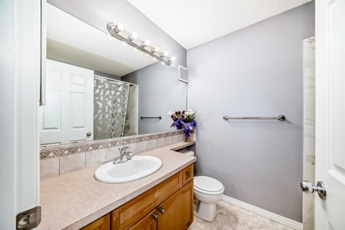 156 Simcoe Place Sw, Calgary, AB - Indoor Photo Showing Bathroom