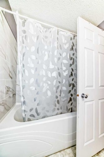 156 Simcoe Place Sw, Calgary, AB - Indoor Photo Showing Bathroom