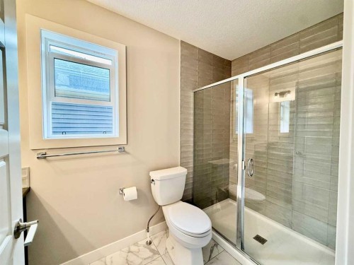 399 Sora Boulevard Se, Calgary, AB - Indoor Photo Showing Bathroom