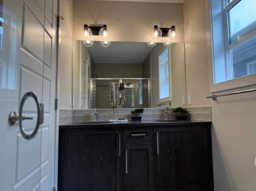 399 Sora Boulevard Se, Calgary, AB - Indoor Photo Showing Bathroom