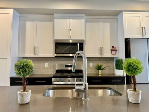 399 Sora Boulevard Se, Calgary, AB - Indoor Photo Showing Kitchen With Upgraded Kitchen