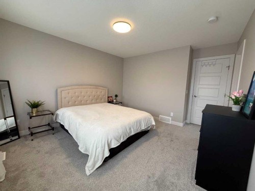 399 Sora Boulevard Se, Calgary, AB - Indoor Photo Showing Bedroom