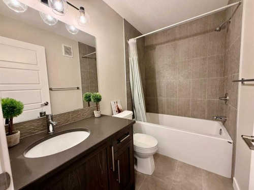 399 Sora Boulevard Se, Calgary, AB - Indoor Photo Showing Bathroom