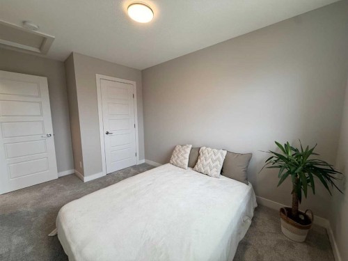 399 Sora Boulevard Se, Calgary, AB - Indoor Photo Showing Bedroom