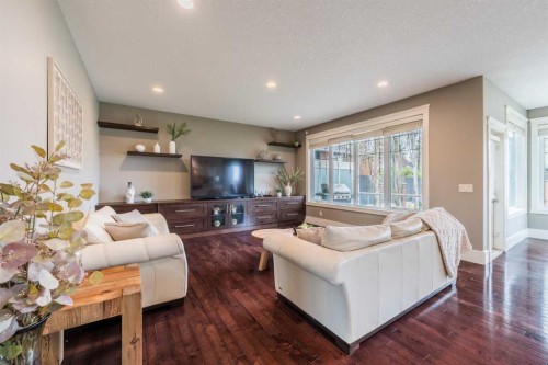 5615 19 Street Sw, Calgary, AB - Indoor Photo Showing Living Room