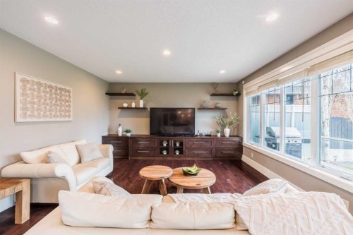 5615 19 Street Sw, Calgary, AB - Indoor Photo Showing Living Room